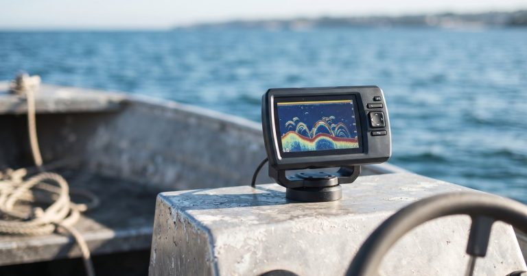 Sonda de pesca de gama de entrada montada en la consola de una barca pequeña